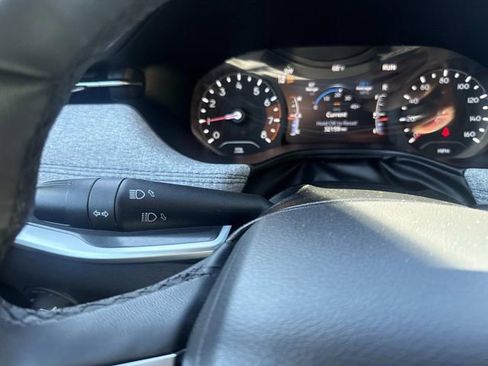 Used 2024 Jeep Compass Latitude image 32