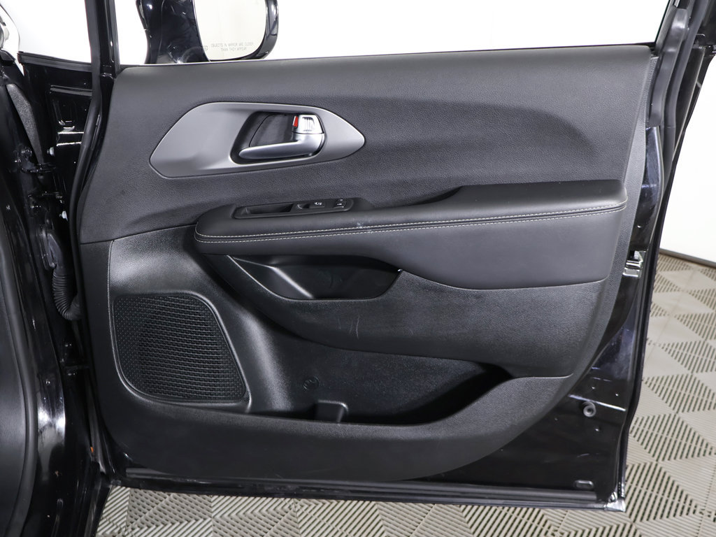 Used 2025 Chrysler Pacifica Select FWD image 25