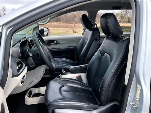 Used 2023 Chrysler Pacifica Touring-L image 21