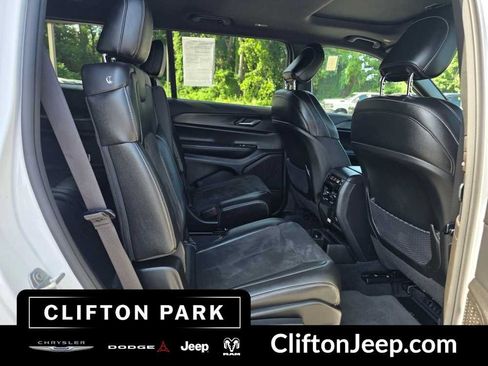 Used 2024 Jeep Grand Cherokee L Altitude AWD/4WD image 19