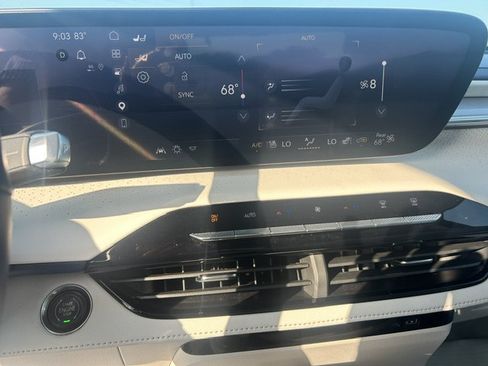 Used 2025 Buick Enclave Avenir w/ Super Cruise Package FWD image 24