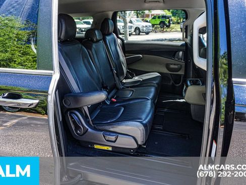 Used 2025 Kia Carnival FWD image 23