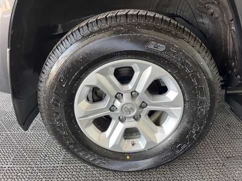 Used 2020 Toyota 4Runner SR5 AWD/4WD image 26