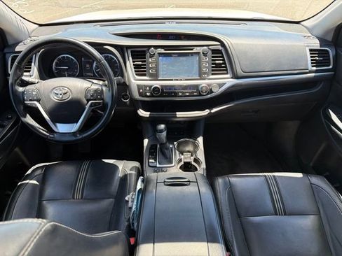 Used 2017 Toyota Highlander SE w/ Carpet Mat Package AWD/4WD image 11