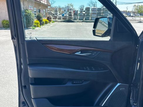 Used 2017 Cadillac Escalade ESV Premium Luxury image 17