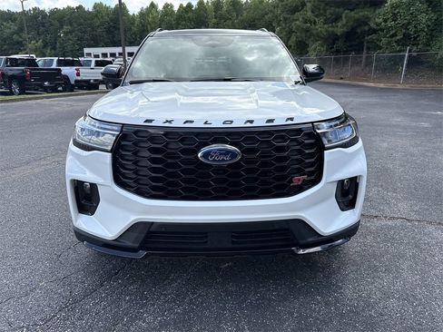 Used 2025 Ford Explorer ST image 2