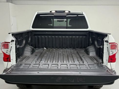 Used 2020 Nissan Titan S image 37