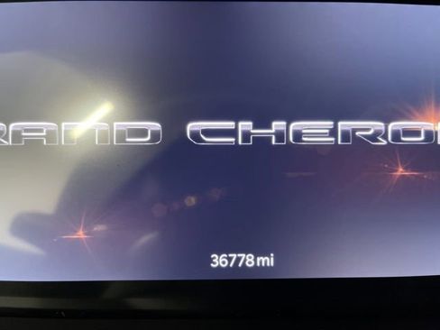Used 2025 Jeep Grand Cherokee Altitude AWD/4WD image 32