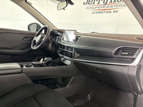 Used 2023 Nissan Rogue S image 28