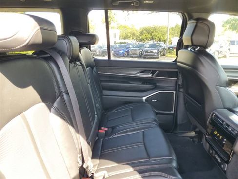 Used 2024 Jeep Wagoneer L Series II image 32