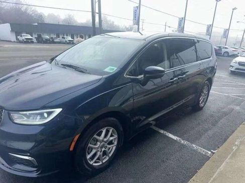 Used 2023 Chrysler Pacifica Touring-L image 3