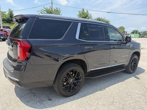 Used 2024 GMC Yukon SLT w/ SLT Premium Package AWD/4WD image 7