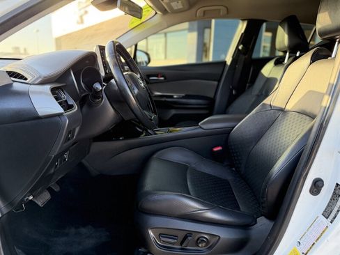 Used 2021 Toyota C-HR LE image 3