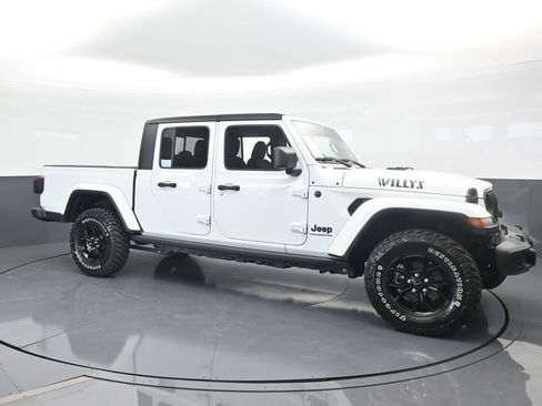 Used 2024 Jeep Gladiator Sport image 9