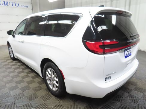 Used 2024 Chrysler Pacifica Touring-L FWD image 6