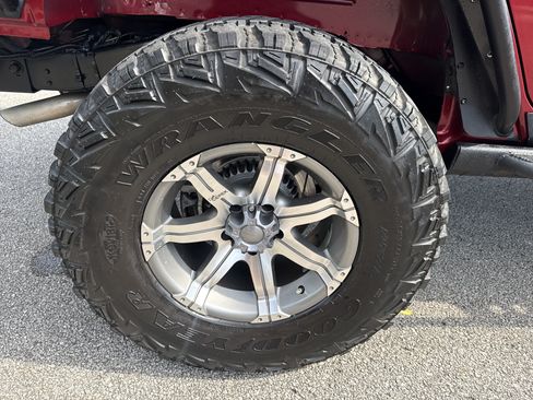 Used 2012 Jeep Wrangler Unlimited Rubicon AWD/4WD image 17