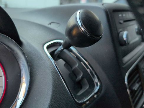 Used 2015 Dodge Grand Caravan SE image 28