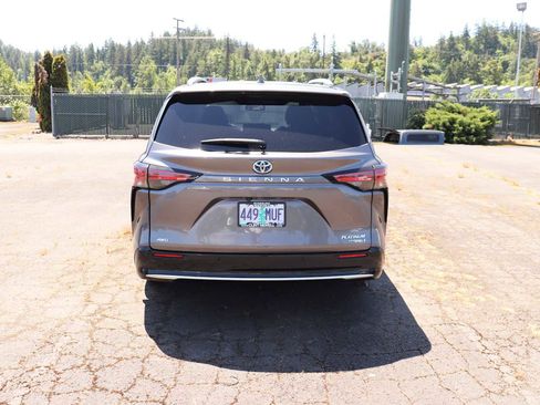 Used 2021 Toyota Sienna Platinum AWD/4WD image 6