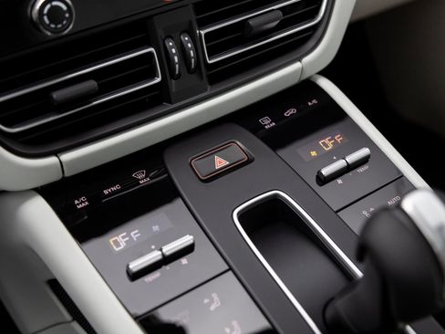 Certified 2025 Porsche Macan image 27