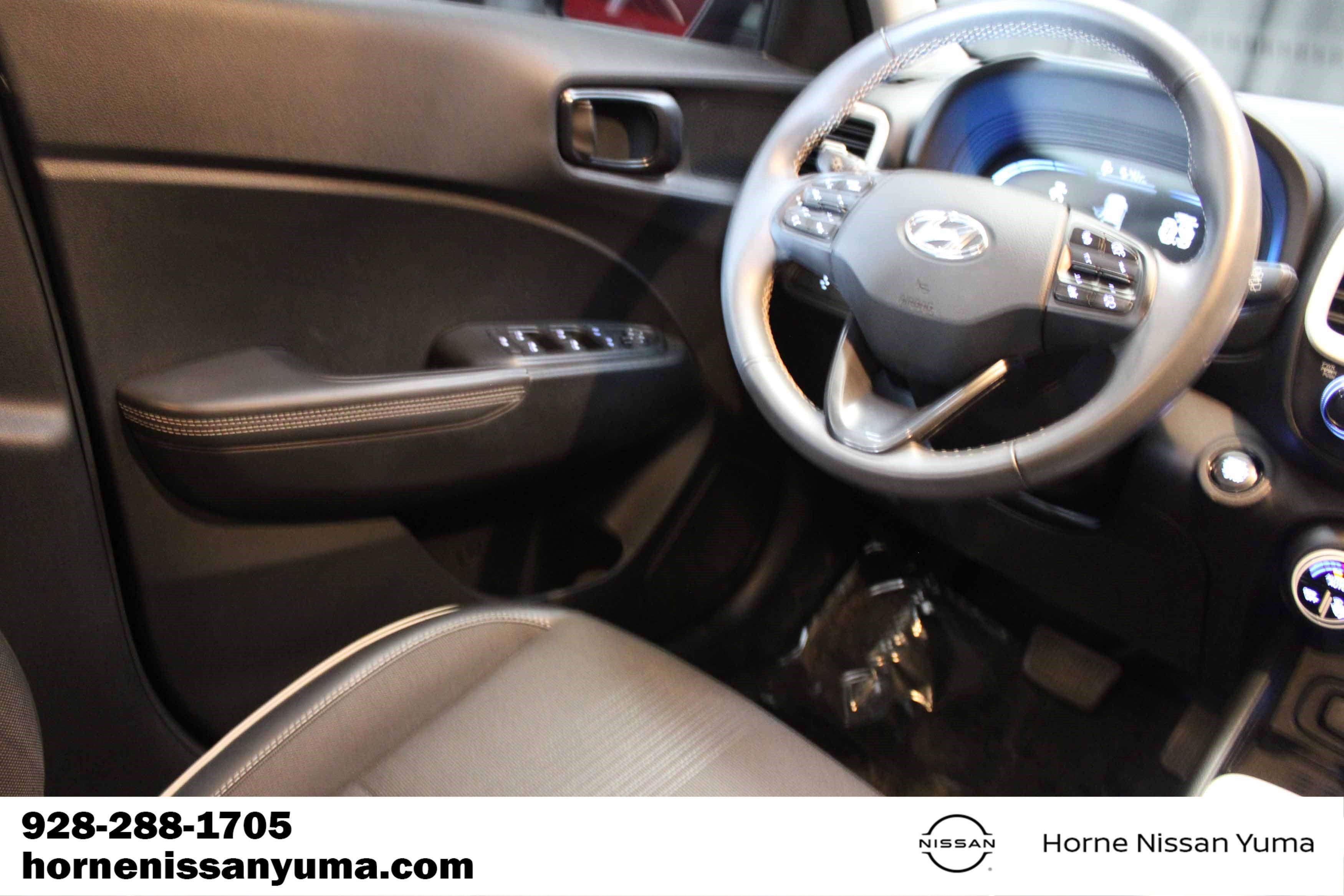 Used 2025 Hyundai Venue Limited FWD image 8