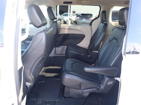 Used 2024 Chrysler Pacifica Touring-L FWD image 24