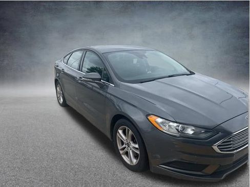 Used 2018 Ford Fusion SE FWD image 4