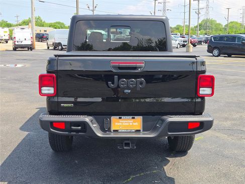 Used 2023 Jeep Gladiator Sport AWD/4WD image 16