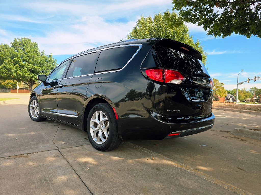 Used 2020 Chrysler Pacifica Limited FWD image 16