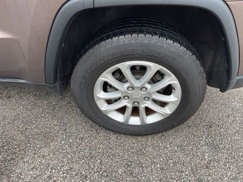 Used 2021 Jeep Grand Cherokee Laredo image 32