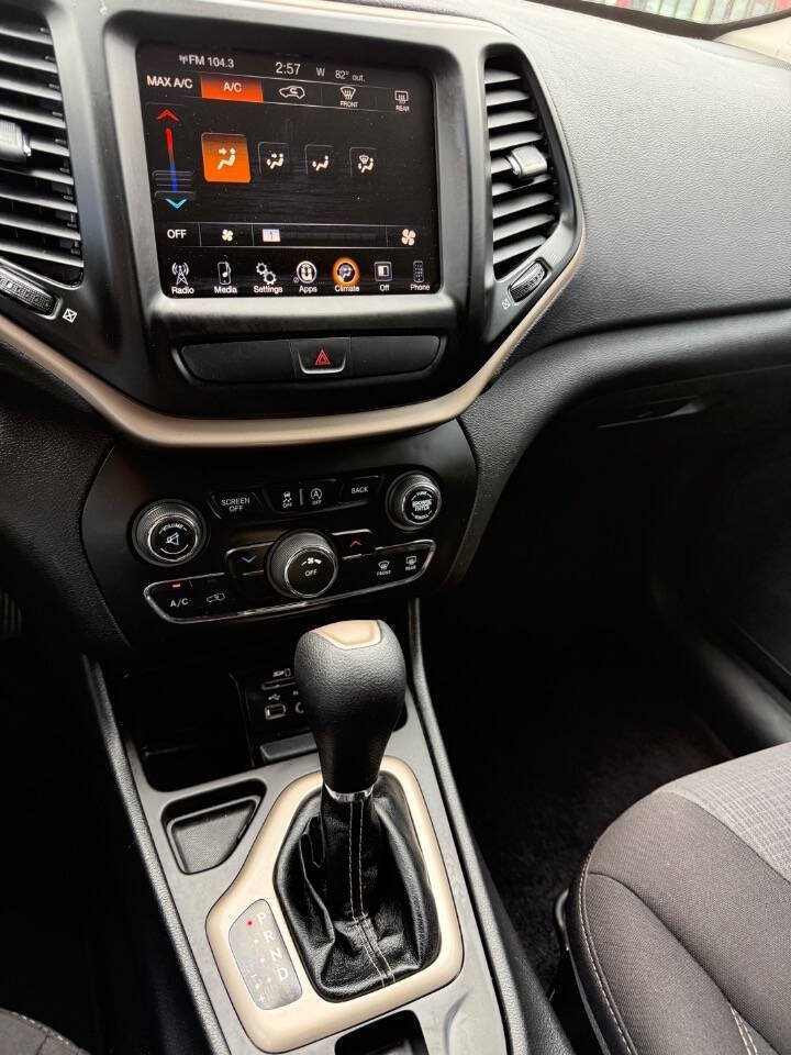 Used 2017 Jeep Cherokee Latitude w/ Comfort & Sound Group FWD image 28