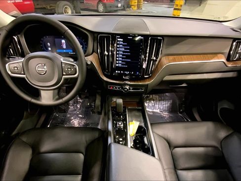 Used 2022 Volvo XC60 B5 Momentum w/ Climate Package image 16