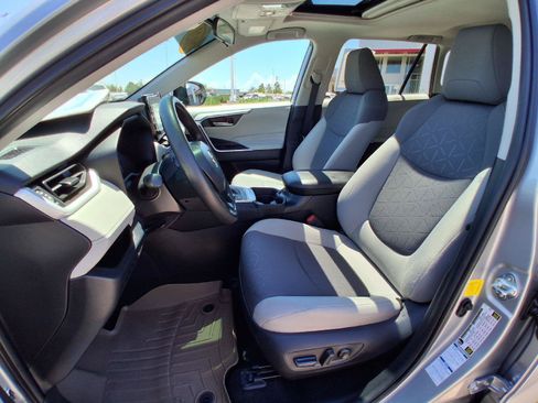 Used 2021 Toyota RAV4 XLE w/ Convenience Package AWD/4WD image 17
