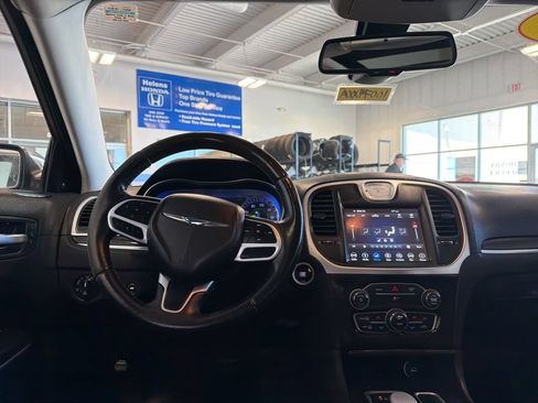 Used 2018 Chrysler 300 Limited AWD/4WD image 10