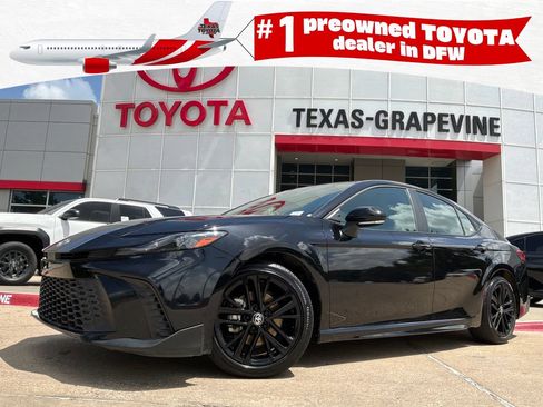 Used 2026 Toyota Camry SE FWD image 1