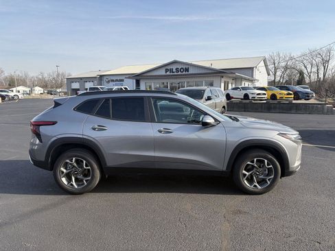 Used 2025 Chevrolet Trax LT w/ LT Convenience Package image 23