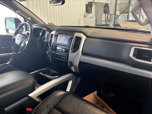 Used 2018 Nissan Titan PRO-4X w/ Pro-4x Convenience Package AWD/4WD image 14