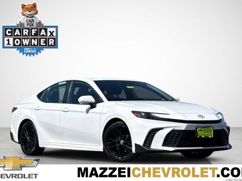 Used 2025 Toyota Camry SE FWD image 1
