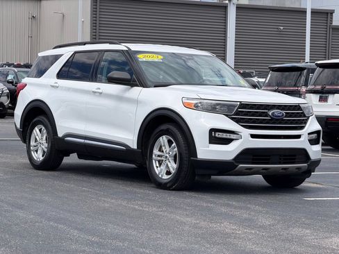 Used 2023 Ford Explorer XLT w/ Equipment Group 202A AWD/4WD image 2