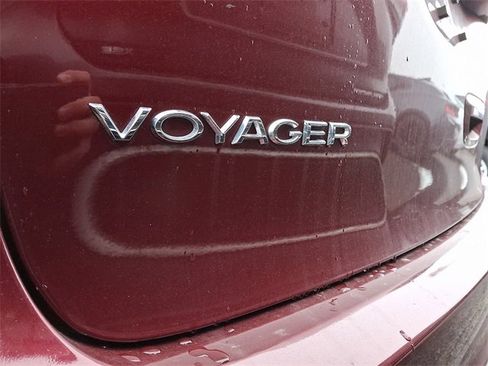 Used 2023 Chrysler Voyager LX image 7