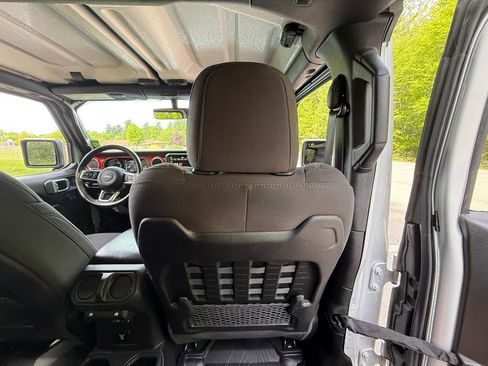 Used 2022 Jeep Wrangler Unlimited Rubicon w/ Dual Top Group AWD/4WD image 47