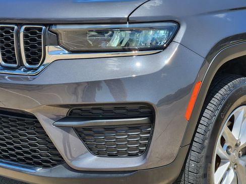 Used 2023 Jeep Grand Cherokee Laredo w/ Luxury Tech Group I RWD image 10