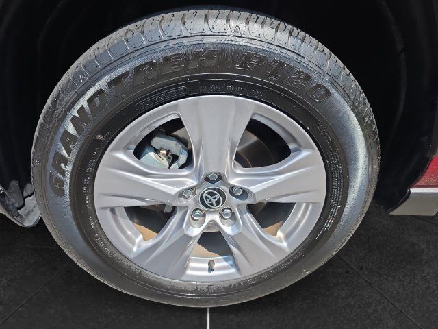 Used 2024 Toyota RAV4 XLE AWD/4WD image 9