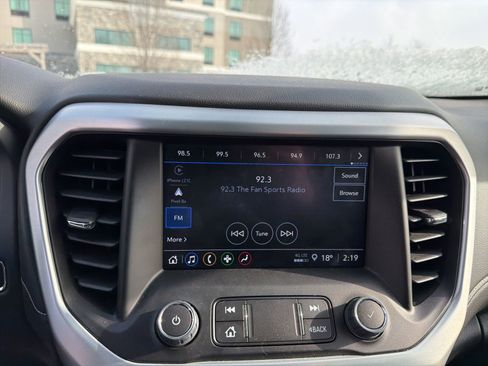 Used 2023 GMC Acadia SLE image 10