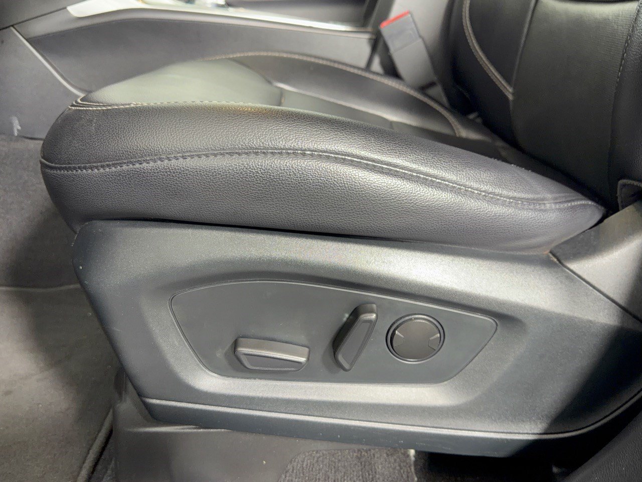 Used 2022 Ford Explorer Limited w/ Equipment Group 301A RWD image 16