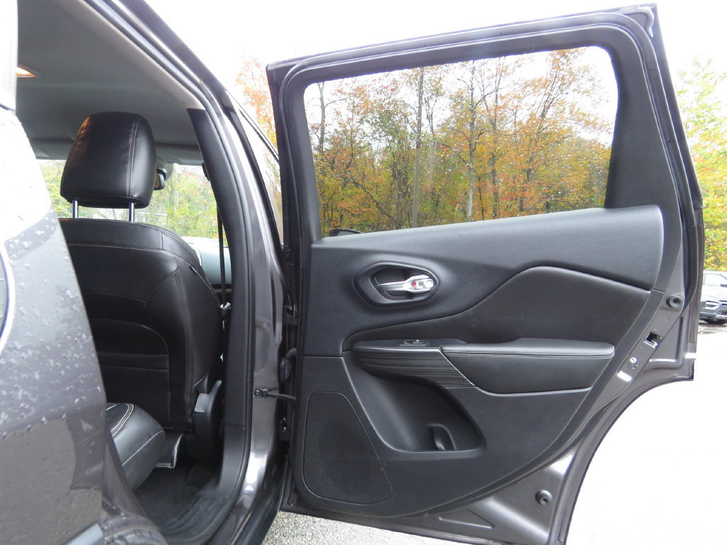Used 2016 Jeep Cherokee Latitude AWD/4WD image 16
