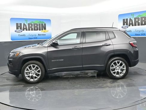 Used 2023 Jeep Compass Latitude AWD/4WD image 2