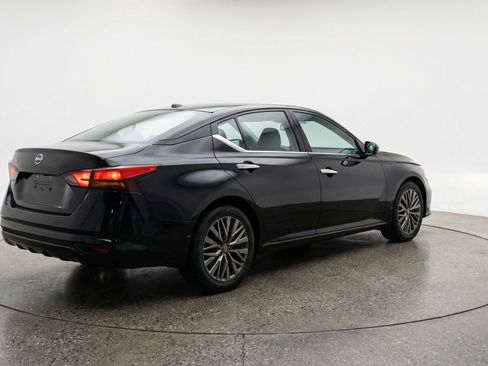 Used 2025 Nissan Altima 2.5 SV FWD image 9