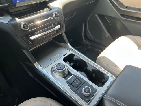 Used 2020 Ford Explorer XLT w/ Equipment Group 202A AWD/4WD image 37