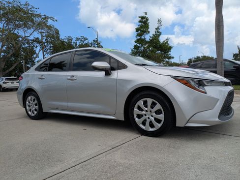 Used 2022 Toyota Corolla LE FWD image 2