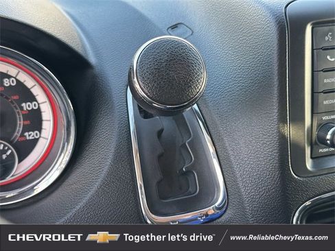 Used 2018 Dodge Grand Caravan SE w/ UConnect Hands-Free Group image 25